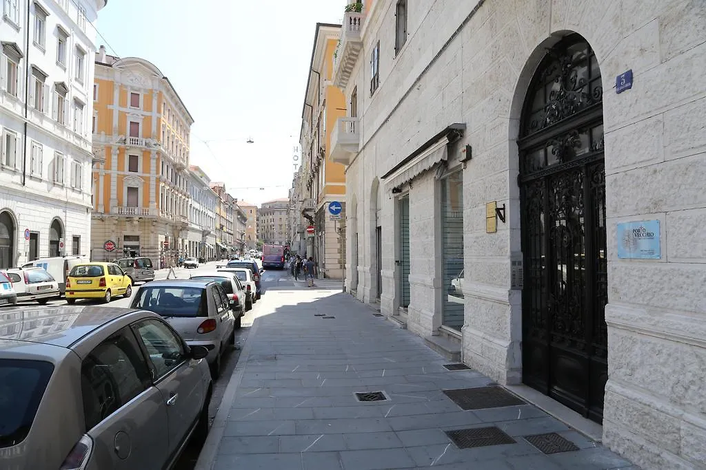 B&B Porto Vecchio ROOMS - Stazione Centrale Trieste-1